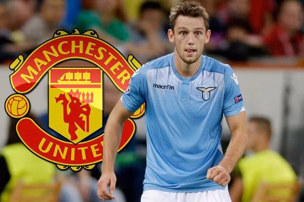 M.U mất trung vệ thép: Tờ báo của Italia cho hay, Inter Milan bất ngờ nhập cuộc đua tranh Stefan De Vrij và trung vệ này đã xiêu lòng với mức lương hấp dẫn. Theo đó, tuyển thủ Hà Lan được cho là đã gật đầu đồng ý chuyển sang khoác áo Nerazzurri với bản hợp đồng 5 năm kèm theo mức lương 3 triệu euro mỗi mùa.