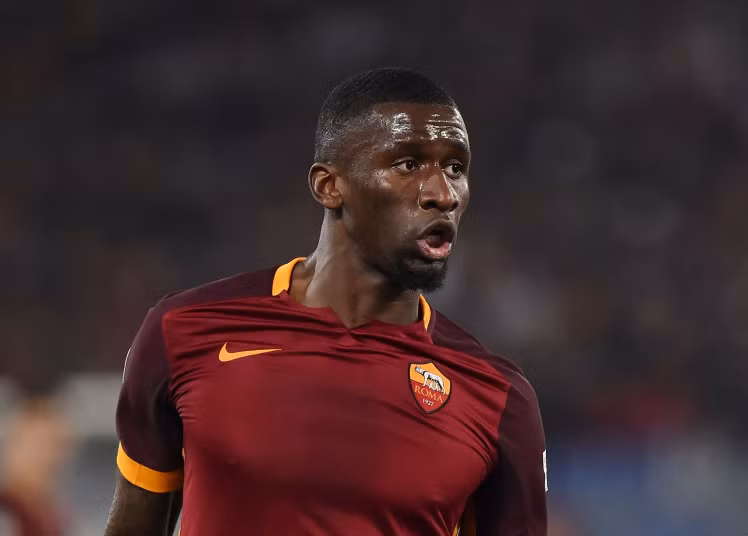 MU, Man City, Chelsea “đại chiến” vì sao Roma: Tờ Calciomercato đưa tin, Antonio Rudiger của Roma đang nhận được rất nhiều sự quan tâm của các ông lớn tại châu Âu sau khi gây ấn tượng mạnh kể từ ngày tới Serie A thi đấu vào năm 2015 từ Stuttgart. Chính vì thế, trung vệ vệ này đang được Bayern liên hệ để trở lại Budesliga thi đấu. Dù vậy, Antonio Rudiger sẽ có nhiều sự lựa chọn khác bởi cả 3 ông lớn tại NHA là MU, Man City và Chelsea đều quan tâm đến anh.