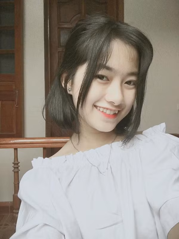 Cũng theo chia sẻ của hot girl có chiếc răng khểnh đáng yêu này, ngoài giờ lên học tập, cô nàng sinh năm 2001 này thường nhờ chị gái tư vấn thêm về kiểu tóc, trang phục. Cũng nhờ sự chỉ đạo này Quỳnh Anh luôn tự tin với gu thời trang đa dạng của mình.