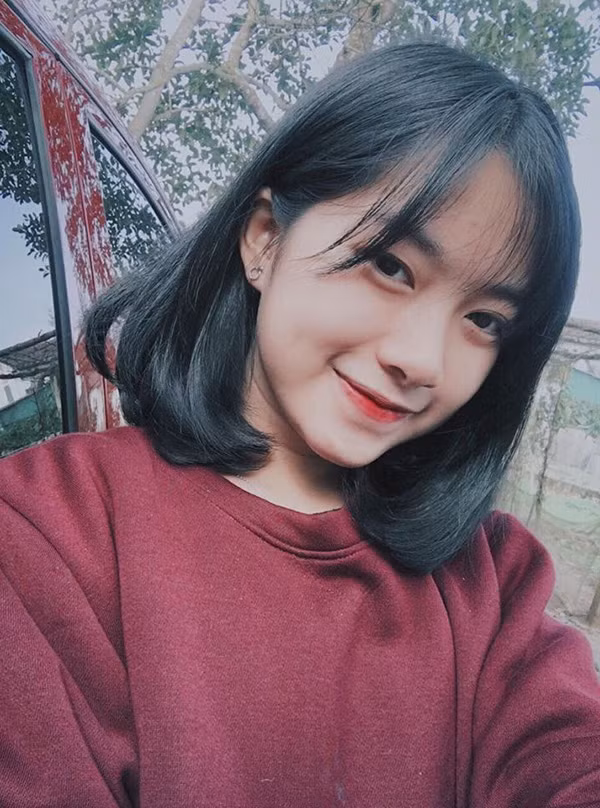 Có thể nói, Quỳnh Anh đẹp mọi góc độ. Dù trên trang cá nhân của cô bạn 10X này chỉ có 30 tấm ảnh nhưng tất cả đó đã đủ khiến dân mạng đứng ngồi không yên.