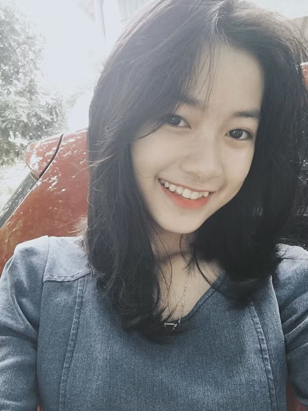 Sở hữu sống mũi cao, môi trái tim, răng khểnh với nụ cười duyên, Quỳnh Anh dễ dàng gây sự chú ý với người đối diện, cũng chính bởi vậy, cô nàng luôn được ngợi khen và bạn bè đều gọi với biệt danh "hot girl".