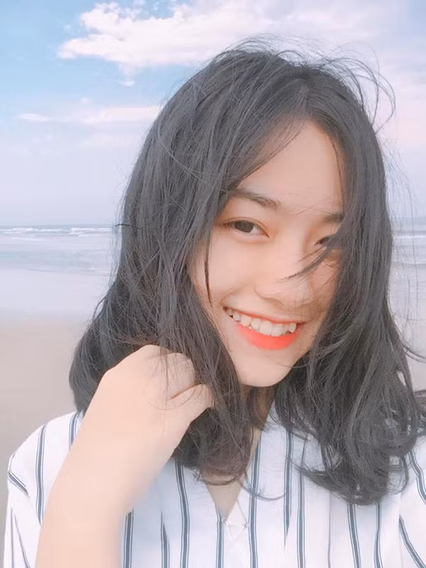 Chiếc răng khểnh là điểm nhấn giúp nụ cười của Quỳnh Anh mặc dù không tỏa nắng nhưng vẫn xinh "chói chang".