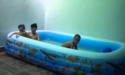 Nguy co ngo doc chi khi cho tre choi trong be boi mini