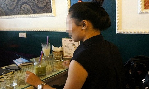 Loi ke co gai to cong an nho nuoc bot vao mat