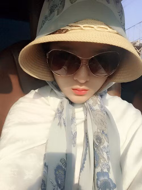 Dù nắng không đến đầu nhưng phải kín để tránh ánh nắng mùa hè là điều mà các chị em vẫn thường xuyên làm.