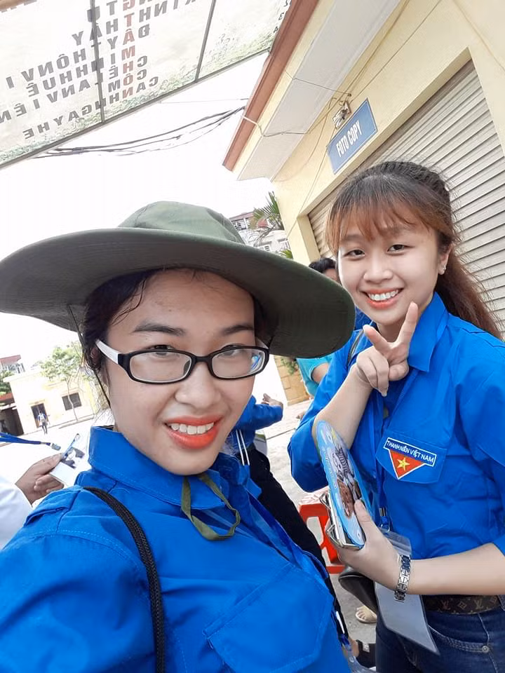 Hồng Mai khoác lên mình chiếc áo xanh tình nguyện, biểu tượng của tuổi trẻ và lòng nhiệt huyết, ánh mắt cô gái kiên định nhìn thẳng, một tay gương cao ngọn cờ, một bên tay còn lại chỉ có ống tay áo lủng lẳng đã đi vào lòng của nhiều cư dân mạng bằng sự khâm phục ý chí vươn lên cũng như sẻ chia của cô bạn này với công việc chung.