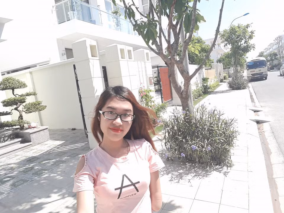 Chia sẻ trên một tờ báo Hồng Mai nói rằng đây là năm thứ hai cô bạn này tham gia tiếp sức mùa thi. Còn ở trường, có hoạt động nào của khoa bạn đều tham gia hết, một số chương trình có thể kể đến như cùng em đến trường, tổ chức tặng quà tại làng trẻ mồ côi Hoa Phượng, hiến máu nhân đạo, chương trình áo ấm mùa đông, mùa đông nơi biên giới.