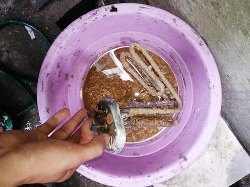 Còn bạn A.D bình luận rằng: "Mình nghĩ giờ thợ điện lắp cũng ẩu, lắp bình phải nối đất và lắp riêng automat cho bình đó chứ không được lắp chung automat cùng các thiết bị khác. Nếu chuẩn hai điều kiện trên thì có tỉ năm dò điện cũng không giật, vì khi bình có vấn đề thì automat dập trước khi sử dụng rồi. Dù thuê trọ ở Hà Nội nhưng mình cũng cố gắng lắp một chiếc bình nóng lạnh tử tế để sử dụng chứ không mua hàng cũ hay thanh lý được".