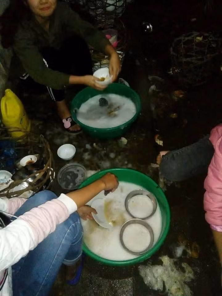 Mẹ bỉm sữa có tên Lan Hương (28 tuổi, Hà Nội) chia sẻ: "Tết quả thực đáng sợ, con thì nhỏ cứ lẽo đẽo theo. Nhưng nhà khách khứa thì đông nhiều lúc mình vừa phải địu con sau lưng và tay phải rửa bát. Nhìn khác gì dân tộc không?".