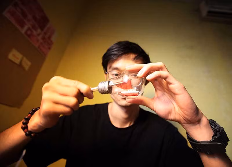 Ngày đầu tập làm thuyền trong chai cũng là thời gian khó khăn nhất, chàng sinh viên trẻ thường lang thang cả ngày ở các bãi phế liệu, nhặt từng que kem bỏ đi, bóng đèn cũ, mẩu gỗ thừa, chai thủy tinh… làm vật liệu. Sau đúng 1 ngày vật lộn với đống phế liệu, sản phẩm đầu tiên là chiếc thuyền buồm Hạ Long trong bóng đèn thủy tinh đã ra đời.