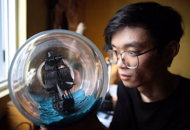 Chiếc tàu Ngọc Trai Đen trong phim Cướp biển vùng Caribbean là một trong những tác phẩm khó mà Huy mất khá nhiều công sức để thực hiện. Huy cho biết: “Công việc đòi hỏi tính kiên nhẫn và sự tập trung cao độ bởi bạn sẽ phải đưa hàng trăm chi tiết nhỏ như que tăm vào trong một cái chai và sắp xếp chúng qua một cái lỗ chỉ chừng 2cm chỉ với chiếc nan hoa xe đạp”.