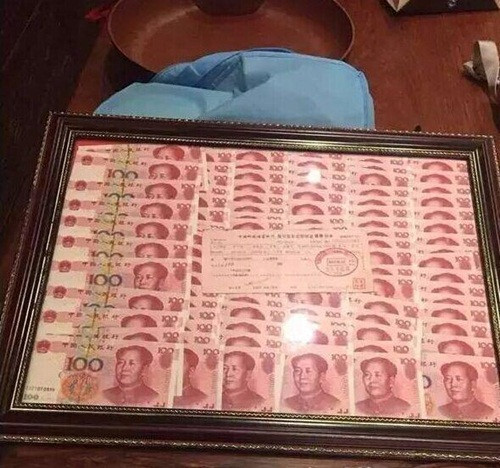 Ở đám cưới vừa qua của cô dâu tại Phúc Kiến thì của hồi môn bao gồm một căn biệt thự nhà vườn, 5 cửa hàng mặt tiền ăn nên làm ra, một siêu xe Porsche Cayenne, 50% cổ phiếu vàng, 880.000 tệ tiền mặt và nhiều đồ đạc có giá trị lớn khác.