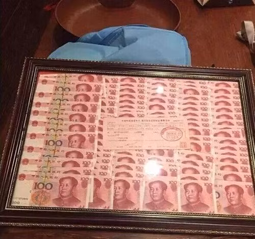 Ở đám cưới vừa qua của cô dâu tại Phúc Kiến thì của hồi môn bao gồm một căn biệt thự nhà vườn, 5 cửa hàng mặt tiền ăn nên làm ra, một siêu xe Porsche Cayenne, 50% cổ phiếu vàng, 880.000 tệ tiền mặt và nhiều đồ đạc có giá trị lớn khác.