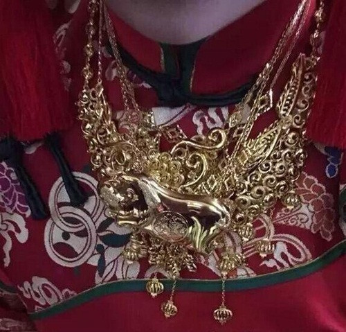 Chỉ tính riêng mỗi một món trong số này cũng đủ để khiến mọi người phải ghen tị. Chính vì vậy, nhiều người đã gọi cô gái trên là cô dâu vàng. Để lấy được cô gái với món đồ thách cưới khủng này, nhà trai đương nhiên cũng phải có đủ tài, đủ lực.