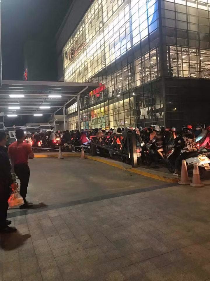 Dòng người xếp hàng chờ được gửi xe tại một trung tâm thương mại lớn của Hà Nội.