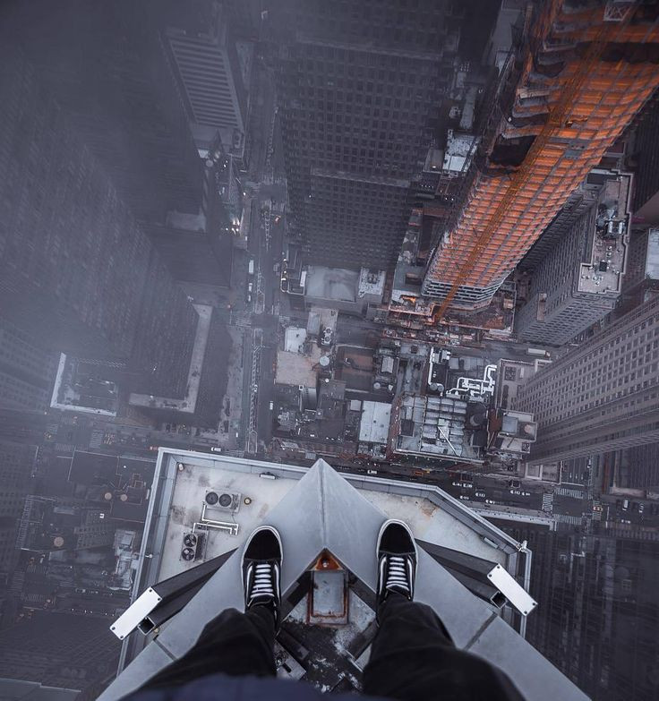 Trong thời đại số hóa như hiện nay, mạng xã hội phát triển nhanh chóng và đi kèm với đó là những trào lưu. Tuy nhiên, ngoài những trào lưu thách thức điên rồ vẫn còn đó những trào lưu khiến các bạn trẻ phải phấn đấu như chống đẩy 22 cái (22 Push-up Challenge) hay đổ nước đá lên đầu (Ice Bucket Challenge) nhằm gây quỹ từ thiện cho bệnh nhân mắc chứng bệnh teo cơ ALS. Vậy nên giới trẻ cần cân nhắc rõ ràng những trào lưu mình tham gia có ảnh hưởng đến bản thân và gia đình hay không.