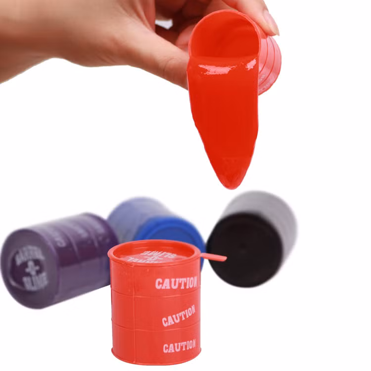 Không chỉ bán trực tiếp tại cổng trường, Slime còn được bán nhiều trên MXH. Trên các trang này rao bán đủ chủng loại, hình thù khác nhau, giá giao động từ 40.000 đến 50.000 đồng, thậm chí có loại chỉ 20.000 đến 25.000 đồng. Sở dĩ có sự chênh lệch giá là vì mỗi người làm Slime sử dụng nguyên vật liệu khác nhau.