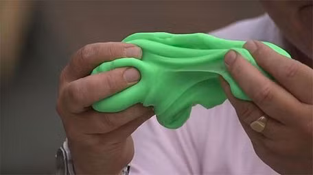 Không chỉ được rao bán khắp nơi, trên các diễn đàn, youtube có rất nhiều bài viết hướng dẫn cách làm Slime, được các phụ huynh chia sẻ và nhiều bạn trẻ cũng tự mày mò để làm thứ đồ chơi nguy hiểm này.