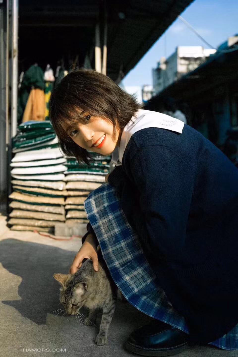 Nhắc tới các cô gái, nhiều người sẽ nhắc tới sự dịu dàng của những mái tóc dài thướt tha. Những cô gái như vậy cũng thường là hình mẫu lý tưởng của rất nhiều chàng trai. Nhưng tất cả đống lý do này cũng chẳng thể trở thành minh chứng rằng cứ con gái là phải nuôi tóc dài. Bởi con gái tóc ngắn cũng xinh lắm, đơn cử như cô bạn Trung Quốc có tên Hiểu Nhiễm.