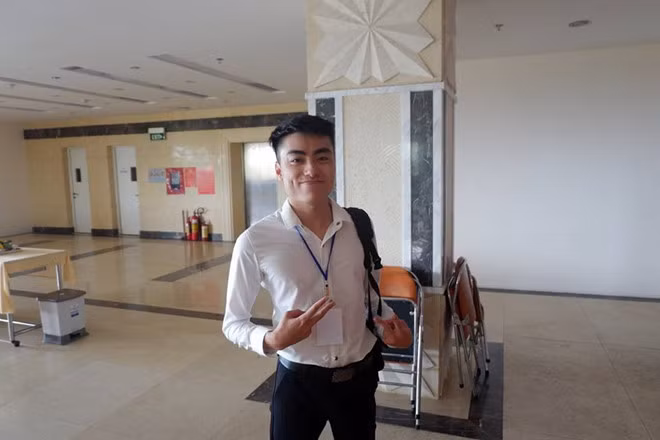 Với vẻ ngoài trắng trẻo, sống mũi cao thẳng và khoảnh khắc làm việc toát lên vẻ soái ca, Thế Đạt đã hút hồn biết bao dân mạng, đặc biệt là các chị em nữ giới.