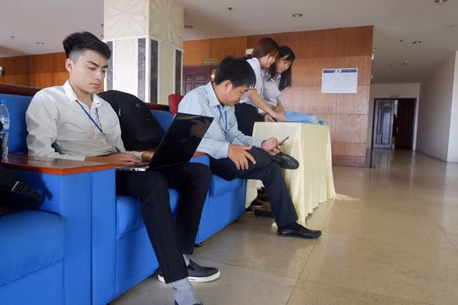 Ngay sau khi xuất hiện trên sóng truyền hình, anh chàng IT được dân mạng gọi với biệt danh "hot boy IT" nhanh chóng được tìm kiếm và chỉ bằng đôi ba cái click chuột, danh tính của khổ chủ đã được tìm ra đó là Nguyễn Thế Đạt, 23 tuổi, quê Hưng Yên. Hiện anh bạn 9X này đang công tác tại Trung tâm an toàn thông tin của một Tập đoàn viễn thông.