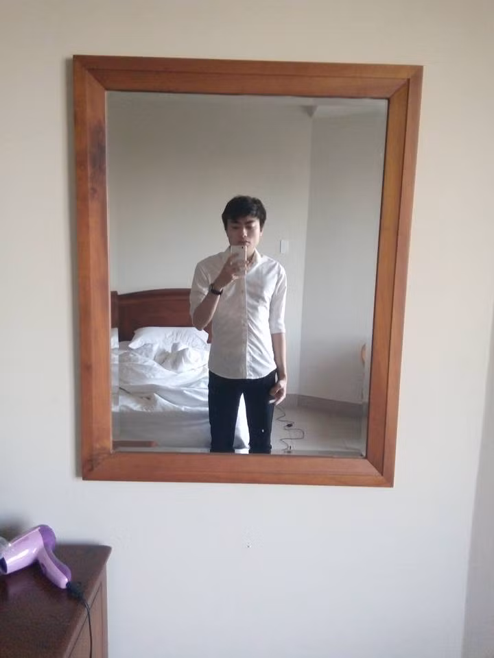 Tuy nhiên, trước khi kịp khóa Facebook, những bức ảnh của anh chàng chuyên viên IT Thế Đạt đã bị các dân mạng nhanh tay chia sẻ trên mạng xã hội.