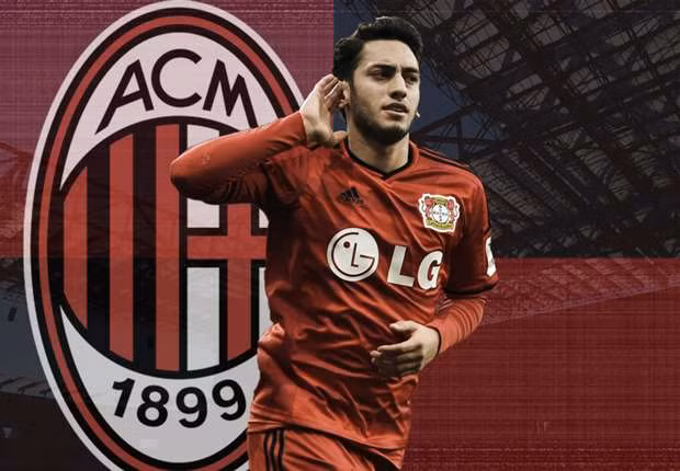 AC Milan có "Vua sút phạt": Sau nhiều ngày đàm phán, cuối cùng AC Milan đã có được sự phục vụ của tiền vệ Hakan Calhanoglu với giá 20 triệu euro, kèm theo 5 triệu euro nữa cho các điều khoản phụ.Tiền vệ người Thổ Nhĩ Kỳ từ lâu đã khẳng định tên tuổi tại Bayer Leverkusen. Với nhãn quan chiến thuật sắc bén, kỹ thuật cá nhân rất tốt, và đặc biệt là khả năng sút phạt tuyệt đỉnh, anh luôn nằm trong nhóm những tiền vệ hay nhất Bundesliga. Ảnh: Goal.