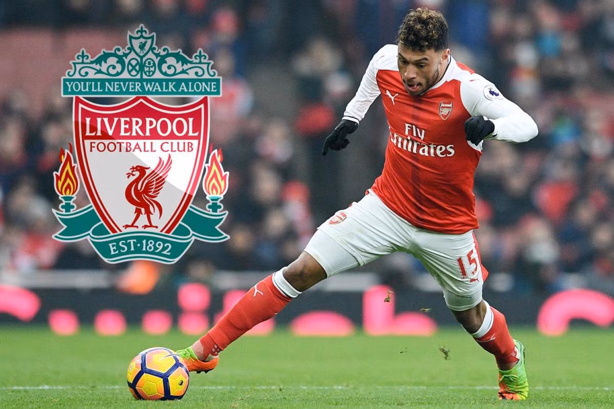 Chamberlain từ chối gia hạn: Cuộc đàm phán giữ chân Alex Oxlade-Chamberlain của Arsenal đã rơi vào bế tắc. Theo tờ The Times, Chamberlain có thể quyết định đến Anfield hoặc ở lại và không gia hạn với Arsenal. Sau khi mùa tới kết thúc, Chamberlain sẽ trở thành cầu thủ tự do và Arsenal mất trắng ngôi sao người Anh. Ảnh: Daily Express