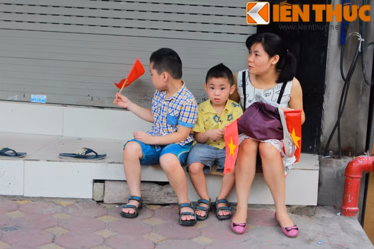 Nhiều em nhỏ vẫn còn trong tình trạng ngái ngủ vì phải dậy khá sớm so với thường lệ.