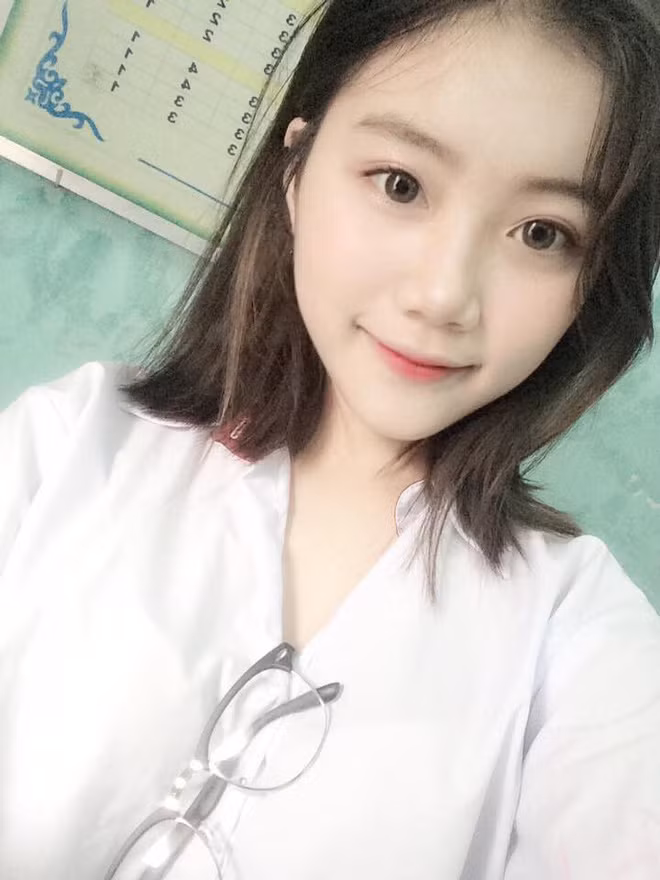 Chuyện tóc tai của con gái rõ ràng là quan trọng chẳng kém chuyện chăm sóc da hay trang điểm. Ví dụ thực tế, chỉ cần một chút thay đổi mái tóc là nhan sắc đã khác hẳn trước kia. Điển hình như mới đây nhất là nữ sinh 16 tuổi được CĐM chú ý khi vô tình cắt tóc ngắn nhưng lại khiến dân mạng khen nức nở.