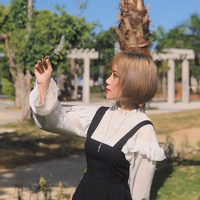 Chia sẻ về chuyện kinh doanh của mình, Lê Na cho hay: ""Mình bán cho vui thôi, sản phẩm thì chủ yếu là các bạn cùng lớp hoặc quanh khối mua nên cũng dễ giao. Vì không đặt nặng mọi chuyện nên mình vẫn cân bằng được việc học và kinh doanh. Đối với mình, học tập vẫn là ưu tiên hàng đầu".