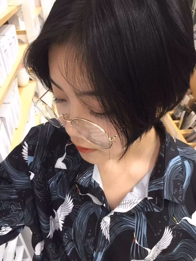 Lê Na chia sẻ, lần đầu vì cắt tóc ngắn quá, mọi người còn nghĩ cô nàng là tomboy, thậm chí có nhiều bạn nữ còn quay sang crush luôn.