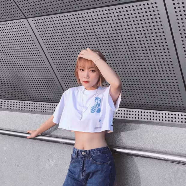 Ngoại hình sáng, ăn mặc hiện đại, ngoài giờ học Lê Na cũng làm thêm công việc mẫu ảnh nữa.