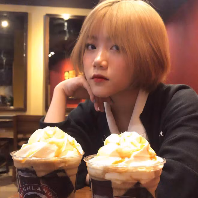 Cô gái cắt tóc ngắn vô tình nổi tiếng trên mạng vừa qua có tên Lê Na sinh năm 2003, hiện là học sinh lớp 11, trường THPT Lương Thế Vinh, huyện Ba Đồn, tỉnh Quảng Bình.