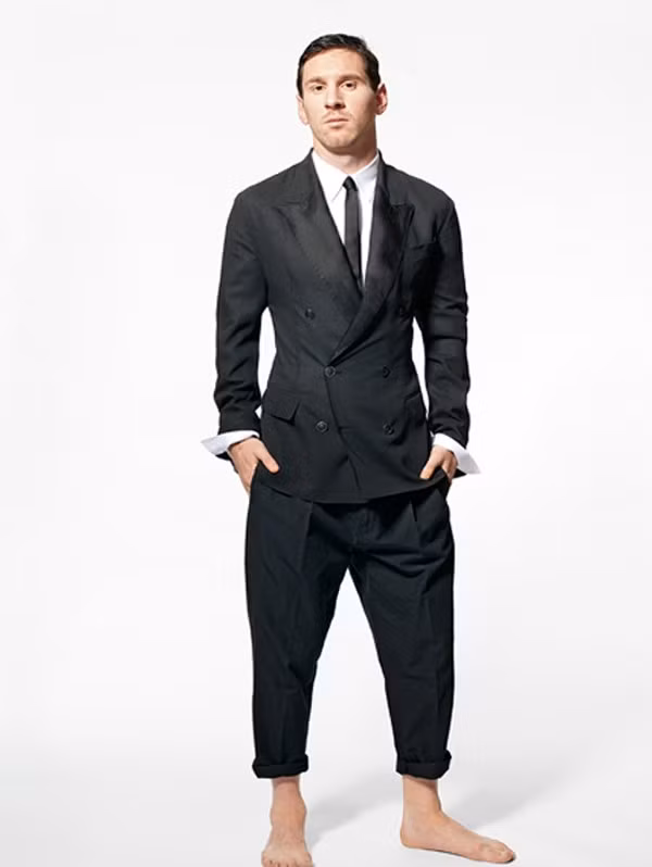 Bộ vest đen lịch lãm bị Messi phá hỏng vì phong cách ăn mặc thời trang đậm chất "nông dân" của mình.