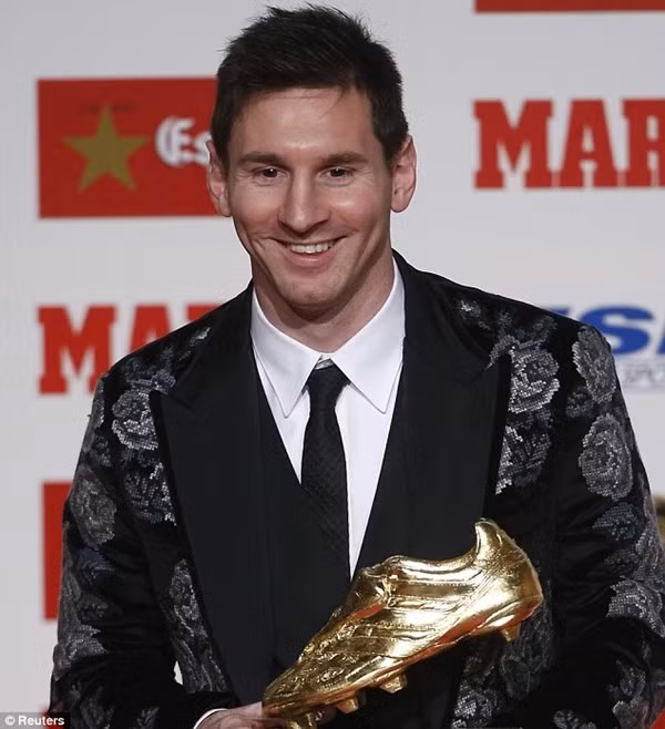 Những bộ vest mà Messi mặc đều được NHM chú ý rất nhiều. Đây là bộ vest hoa hòe hoa sói mà Messi đã mặc trong lễ trao giải chiếc giày vàng châu Âu.