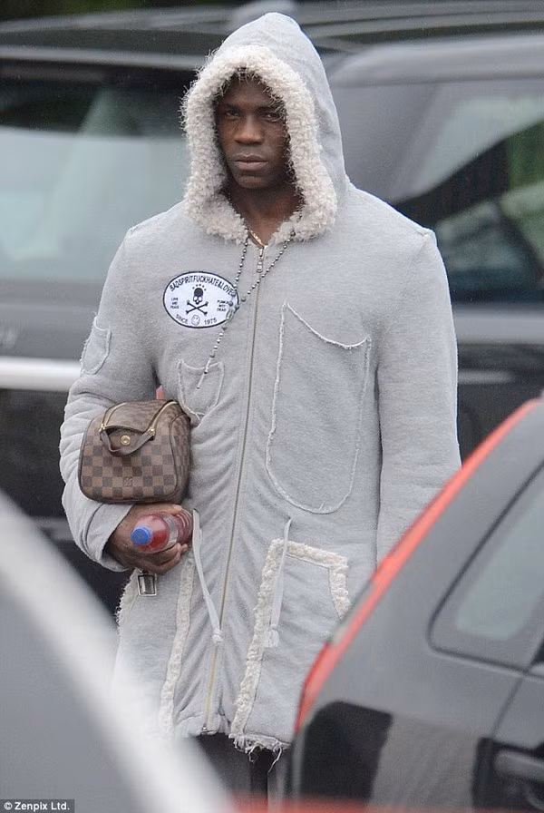 Phong cách ăn mặc thời trang chẳng khác gì thổ dân của Balotelli.