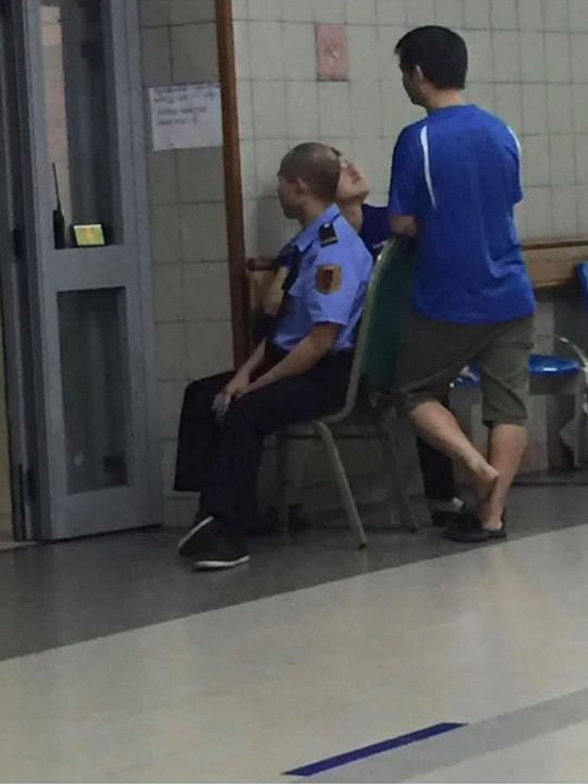 Lướt qua những bệnh viện lớn ở Hà Nội, dù đã rất khuya nhưng những dãy hành lang còn sáng đèn. Sáng đèn không phải vì có những ca cấp cứu mà đó là những bênh nhân đang tận hưởng World Cup 2018 theo cách riêng của mình.