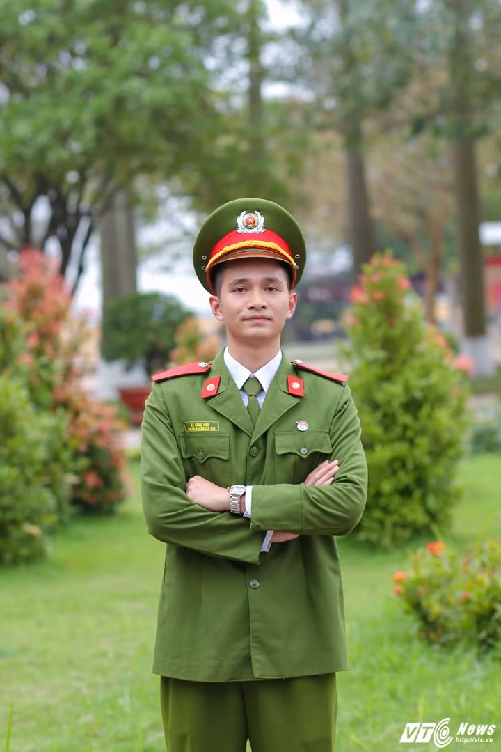 Lê Song Hào sinh ngày 18/8/1993. Chiều cao: 1m73; cân nặng: 63kg- Sở thích: Ca nhạc, du lịch, khám phá cuộc sống- Châm ngôn: "Nếu muốn thành công bạn nhất định phải hành động ngay hôm nay".