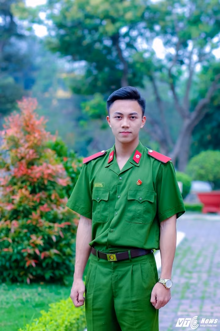 Nguyễn Văn Mạnh sinh năm 1997, quê ở Phú Thọ. Mạnh có chiều cao: 1m76, cân nặng: 68kg. Sở thích của Mạnh là thể thao và các môn nghệ thuật, đặc biệt là chơi guitar và ca hát.