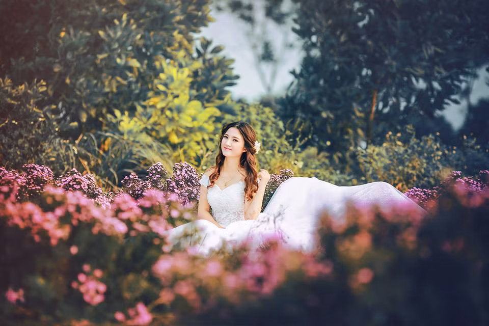 Tọa lạc ở ngõ 300 Nguyễn Xiển hoặc đi thẳng phố Triều Khúc là đến, phim trường Cherry Land là địa điểm chụp ảnh Tết không còn xa lạ với các bạn ở Hà Thành.