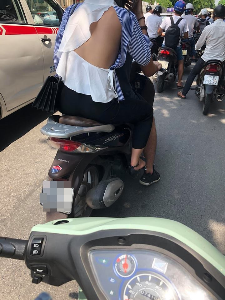 Trên một fanpage trên mạng xã hội một thành viên đã ghi lại cảnh, một cô gái trẻ ngồi sau xe máy tay ga hàng hiệu của bạn nam đã để lộ nguyên mảng lưng trần trắng trẻo, sau lớp áo mỏng tang có những đường cắt xẻ táo bạo.