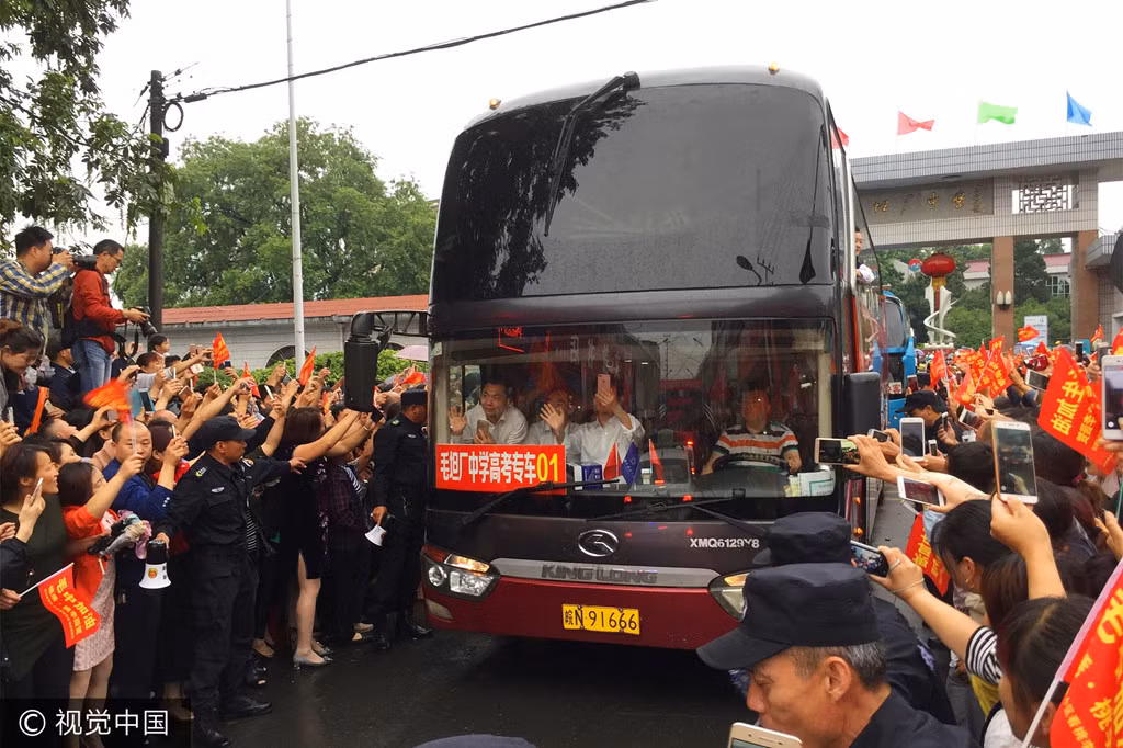 Hàng nghìn phụ huynh cùng người dân địa phương tiễn các sĩ tử của Mao Thản Xưởng lên đường đi thi.