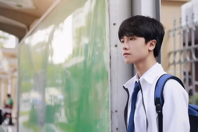 Tuy nhiên, nhiều người cũng kịp nhận ra 9x là diễn viên trong một bộ phim dành cho học sinh đang được công chiếu nên không ít ý kiến cho rằng đây có lẽ chỉ là một cảnh trong phim và nhân vật chính là nam sinh Kiến Trúc tại Hà Nội.