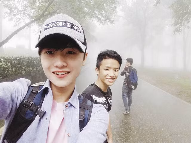 Theo chia sẻ của bạn bè xung quanh Đình Thắng, anh chàng này là một người vui vẻ, hòa đồng, xởi lởi, thoải mái. Tuy nhiên, đến những nơi đông người, lạ lẫm vẫn hay thu mình, nhút nhát.