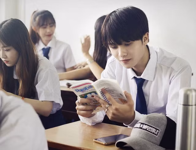 Đính chính thêm thông tin về những bức ảnh của mình, anh chàng nam sinh đại học Kiến Trúc cũng cho biết thêm, đây là những bức ảnh mà một cậu bạn đã chụp cho Đình Thắng chứ không phải trong phim như mọi người đồn đoán.