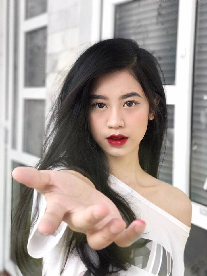 Cùng ngắm nhìn những hình ảnh cực đẹp của cô gái Thanh Hóa khiến vạn người mê chỉ bằng bức ảnh chụp vội trong thang máy.