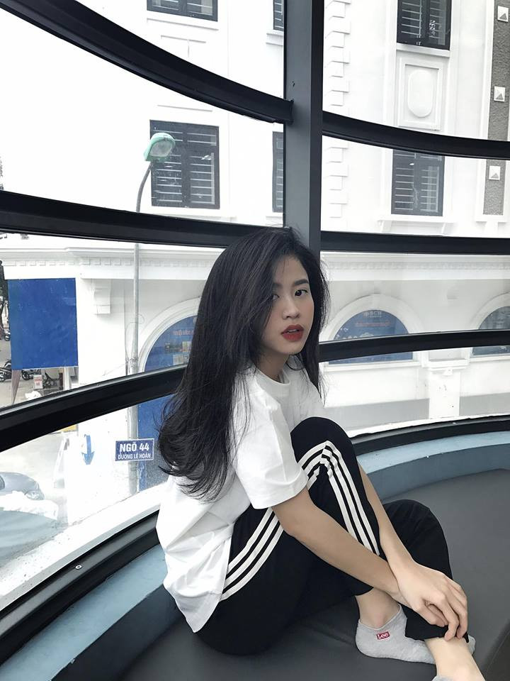 Hàn Hằng dễ dàng gây ấn tượng với người đối diện bởi nụ cười rất tươi và phong cách thời trang sành điệu, cùng thân hình cực chuẩn.