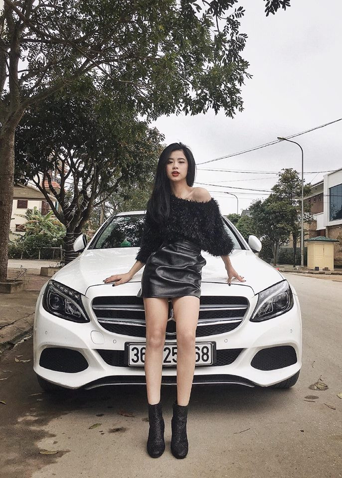 Sở hữu nhan sắc xinh đẹp cùng chiều cao đáng kể, cô nàng này hiện là mẫu ảnh, chụp lookbook khá có tiếng. Hàn Hằng đã theo đuổi công việc này được hai năm nay.