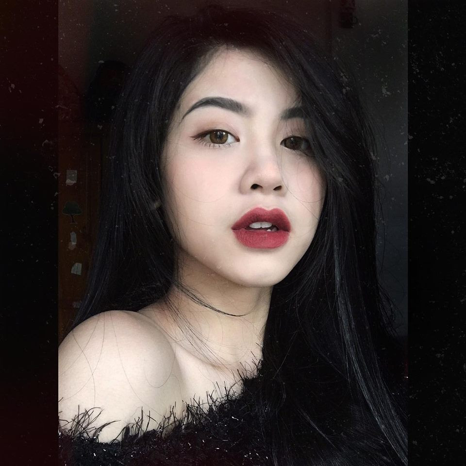 Chia sẻ về tấm hình này, cô gái 10X Thanh Hóa cho biết nó được chụp khi Hàn Hằng đi mua đồ ăn đêm với bạn về. Cô cũng không hề biết là đang bị chụp hình.